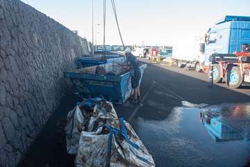 El Cabildo extrae 25 grandes sacas de plásticos y cabos, neumáticos y carros de la compra de los fondos del muelle de Taliarte/TA.